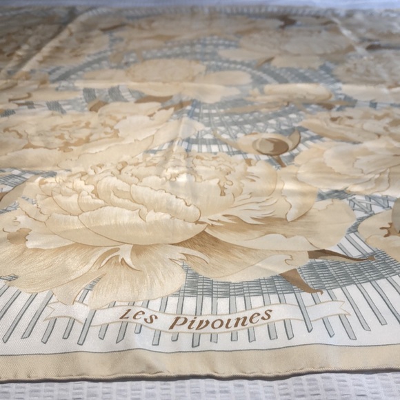 ✨Hermès “Le Piviones” silk scarf✨ - Picture 2 of 16